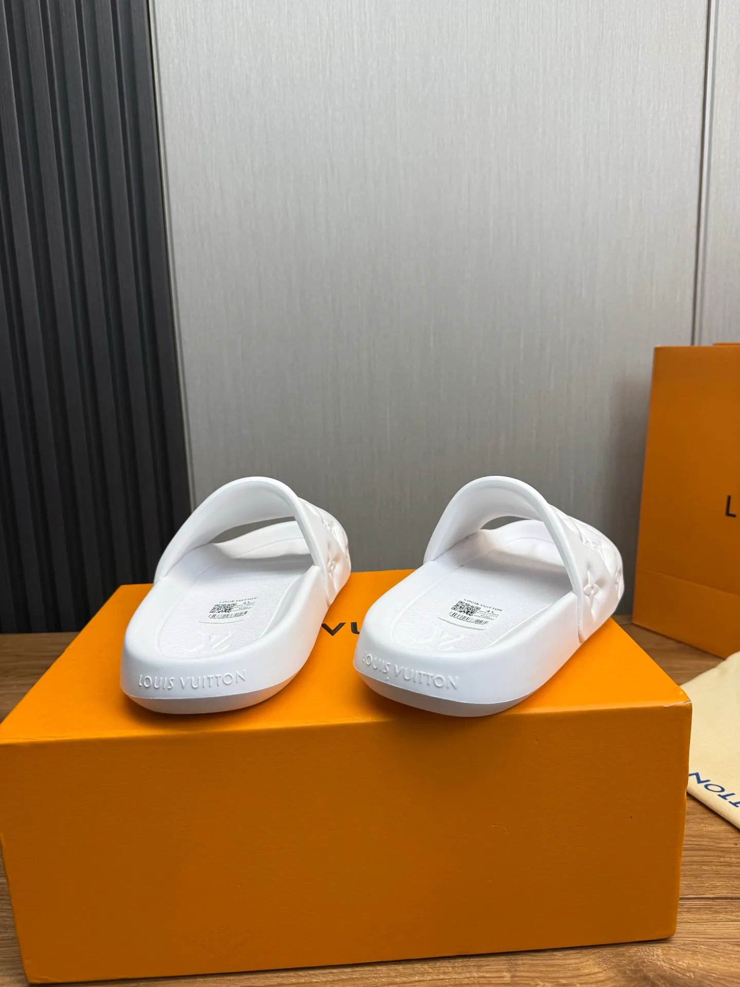 Men's shoes 💰260💰 ▪️LV's popular Little Red Book popular slippers hot sale: 1 shipment✅ Super textured and comfortable slippers, original TPU outsole. Authentic counter box drawer box packaging 🎁Size 38-45